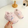 Sapatos da moda para bebê menino, novo modelo primavera e outono 2026, sapatos funcionais infantis de sola macia, sapatos casuais esportivos de couro para meninas
