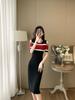 Vestido Tricô Elegante Slim-Fit Listrado Estilo Francês para o Verão de 2026 com Design Único Ombro a Ombro e Gola Redonda Bodycon para Mulheres