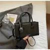Bolso tipo baguette elegante de diseño de nicho para mujer 2025 Nuevo modelo de invierno Bolso de hombro cruzado diario de retazos de lujo ligero