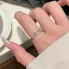 Anillo exquisito y delicado con incrustaciones de diamantes, con un aire exclusivo y de alta gama, adecuado para estudiantes mujeres, con un sencillo diseño de mariposa y corazón, perfecto para apilar o como anillo de pareja de estilo abierto.