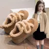 Mocassins estilo americano de sola grossa para crianças, novos sapatos de algodão para neve forrados com pelúcia para o inverno de 2026, sapatos quentes peludos para exterior para meninas