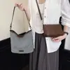 Bolsa feminina de nicho de alta qualidade 2026 nova outono versátil casual transversal, bolsa de balde de ombro único super popular