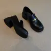 Primavera de 2026 Novo Estilo Britânico Estilo Campus Simples Versátil Salto Alto Confortável para o Dia a Dia Sapatos JK de Couro com Salto Grosso Mocassins