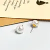 Pendientes de Perla Planos Redondos de Color Exquisito con Forma de Bollo Retro Francés, Elegantes, Suaves, de Nicho, Lujo Ligero, Versátiles para Mujer