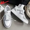 Zapatillas para hombre Huili 2026 otoño nuevo de moda cómodas de cuero zapatos casuales para estudiantes versátiles ligeros zapatos de suela blanda