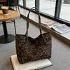 2026 Nova Bolsa de Mão Feminina com Estampa de Leopardo Grande Capacidade Bolsa de Ombro Simples Plissada Bolsa Tote Moda de Rua