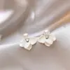 Pendientes de botón de flor con incrustaciones de diamantes plateados ins diseño de nicho sentido dulce y suave pendientes sensación de lujo ligero de alta gama