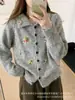 Cardigan de solapa bordado floral de estilo suave para mujer, chaqueta de punto suave versátil para otoño e invierno con mangas largas