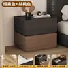 Mesa de Noche Moderna Minimalista de Madera Maciza 2026 Modelo Nuevo Dormitorio Hogar Apartamento Pequeño Textura Ligera Gabinete de Almacenamiento de Mesita de Noche