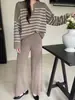 Moda Estilo Coreano Conjunto de Duas Peças Top de Tricô Listrado Soltinho com Decote V Calça Casual de Cintura Alta Ampla e Fluida Outono 2026