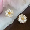Pendientes de Camelia de Lujo Ligero para Mujer, Diseño de Nicho, Estilo Francés Elegante y Sofisticado, Pendientes de Gama Alta, Nuevos Accesorios de Oreja para Primavera y Verano