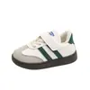 Nuevos estilos de primavera y otoño de zapatillas deportivas para niños, incluyendo zapatillas de entrenamiento alemanas para niños, zapatos casuales y versátiles para niñas, y zapatos con cierre de velcro para bebés.