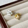 Brincos de clip para orelha com camélia em esmalte gota retrô francês sem furo na orelha, femininos, clássicos, preto e branco, de alto padrão, pérola, atacado