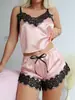 Ai Yufei ofrece al por mayor conjuntos sexys de dos piezas de encaje, incluyendo tops tipo camisola y shorts con ribetes de encaje multicolor, perfectos para ropa de estar en casa.