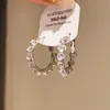 Brincos de Argola Prateados com um Brilho Fluido~Estilo Levemente Luxuoso Argolas Redondas de Zircônia, Brincos Geométricos Simples e Sofisticados, Brincos de Nicho de Alta Qualidade para Mulheres