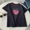 Camiseta Casual de Manga Curta com Estampa de Morango em Tinta, Estilo Americano para o Dia a Dia, Modelo Básico com Ombro Normal, Versátil de Algodão Puro, Tendência