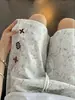 Shorts Casuales Bordados Tie-Dye Grises Florales Blancos para Hombres y Mujeres, Pantalones Deportivos de Verano Estilo Americano, Shorts de Cinco Puntos de Alta Gama Estilo Étnico