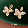 Pendientes de Aguja Plateada con Diseño de Flor de Perla con Goteo de Aceite Tachonado de Diamantes, Estilo Retro Francés, Pendientes Exquisitos y Versátiles, Lujo Ligero con un Toque de Alta Gama