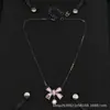 Collar Cruzado Chanel Doble C Nueva Colección, Auténtico con Etiquetas, Alta Calidad, Venta al por Mayor con Descuentos por Cantidad, Directo del Fabricante