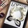 Estilo K de Lenço Quadrado Pequeno 70cm Feminino Novo Verão Versátil Lenço Presente Moda Retro Profissional Lenço Atacado Externo