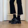 Mocassins de couro genuíno de pele de carneiro com sola grossa para aumentar a altura para mulheres, bico redondo com fivela, sapatos para o trabalho, sapatos de couro estilo britânico com salto grosso