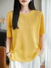 Top de punto ajustado para mujer con un sencillo diseño de cuello bajo que acentúa la clavícula, adecuado para ir al trabajo y citas, exudando un temperamento suave y elegante