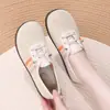 Sapatos Casuais Femininos de Verão em Malha, Sapatos Respiráveis Vazados de Tecido Old Beijing, Sola Macia Confortável com Cadarço para Mães