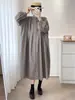 Vestido casual holgado con cuello mao, de un solo botón y diseño de pliegues en la espalda, para la primavera de 2025, venta al por mayor