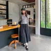 Toma real: Elegante camiseta de manga larga ajustada con cuello en V que ciñe la cintura, con botones diagonales, nuevo modelo de verano 2026, top elegante para mujer
