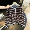 Recomendado para colección personal~Suéter de punto grueso con rayas de bloqueo de color y botones de cuerno, suave y esponjoso, para mujer, Otoño/Invierno 2026, cárdigan de punto retro
