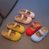 Chinelos Infantis 2025 Verão Novo Sapatos de Princesa para Crianças Sapatinhos Macios com Solado Único Meninas Mary Jane Meio Chinelos
