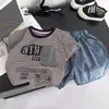 Conjunto de Verano para Niños 2026 Nuevo Ropa Infantil para Bebés Ropa de Verano para Bebés Niños Conjunto de Dos Piezas de Manga Corta con Rayas y Letras Atractivo