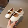 Zapatos pequeños de cuero estilo coreano con perlas dulces para niños, suela blanda, zapatos sencillos para bebé, nuevos de primavera 2025, zapatos de princesa para niñas, venta al por mayor