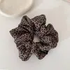 Scrunchie de estampa de leopardo para mulheres, modelo novo de alta qualidade 2026, elástico de cabelo de alta elasticidade para penteados de coque