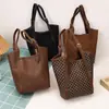 Bolsa Externa Única de Luxo Retrô Feminina 2024 Nova Moda de Inverno Bolsa de Ombro Tipo Balde Bolsa de Ombro Único para Mãe