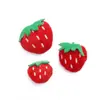 Acessórios de Pelúcia de Morango Desenho Animado Broche de Fruta Acessórios para Bonecas DIY Joias Pingentes para Sapatos e Chapéus Acessórios Decorativos para Lenços