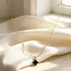 Collar de trébol de cuatro hojas bicolor dorado y plateado para mujer, colgante de acero de titanio, cadena para la clavícula simple y elegante de nicho, regalo versátil para el Festival Qixi
