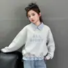 Novas roupas de outono para meninas: conjunto estiloso de moletom de duas peças com top de gola de camisa e calça jeans para crianças e pré-adolescentes