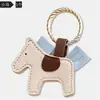 Clip para sombrero de cuero Clip de almacenamiento de viaje Hebilla para sombrero de compras al aire libre Gancho para gorra de béisbol de verano Gancho para mochila Accesorio magnético versátil