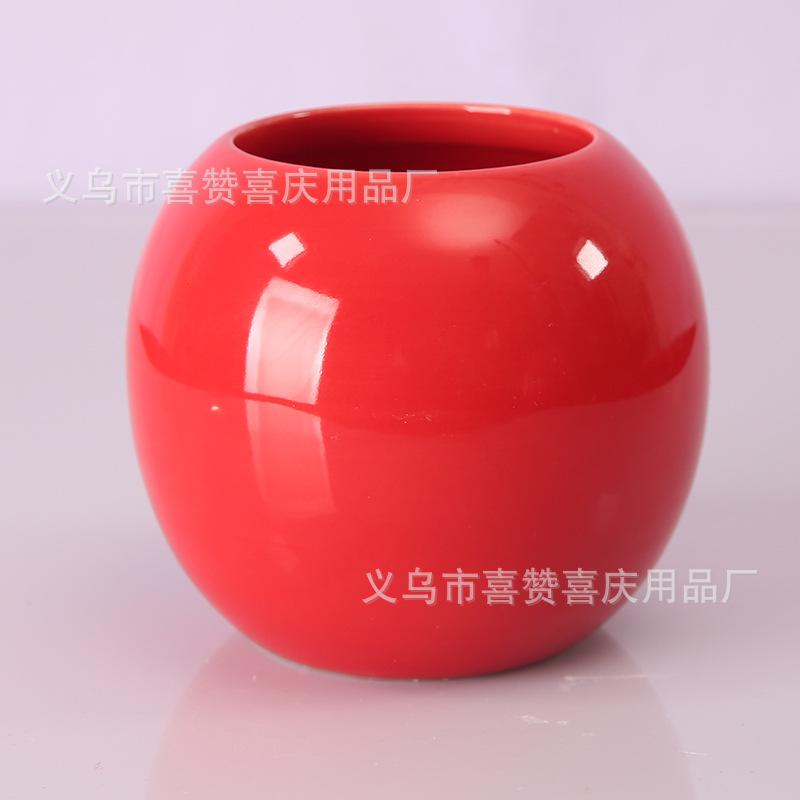 红色花瓶