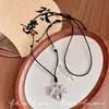 Colar com Pingente de Folha de Bordo Metálica com Contas Retrô para Mulheres, Design de Nicho, Estiloso e Fashion, Versátil para o Dia a Dia, Acessório de Corrente para Clavícula
