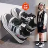 Outono/Inverno 2026 Novo Estilo Tênis Esportivo Infantil Forrado com Fleece para Meninos e Meninas Versátil Casual Tênis de Skate Estilo Escolar Calçados Infantis