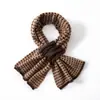 Bufanda de Cuello Cálida de Punto Perforada con Bloques de Color y Cuadros Pequeños para Mujer, Estilo Nuevo Otoño e Invierno, Cachemira Suave y Acogedora, Venta al por Mayor