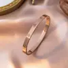 Pulsera de Acero de Titanio con Incrustaciones de Diamantes de Trébol de Cuatro Hojas de Lujo de Entrada Francesa para Mujer, Moda Versátil, Cierre de Alta Gama Elegante, Sin Caerse