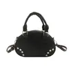 Bolsa Pequena Fashion com Tachas para Mulheres 2026 Novo Estilo Bolsa de Mão Bowling Fosca Fashion Bolsa Transversal Retro Primavera e Verão