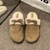 Chinelos de Pelúcia Fofos Outono e Inverno 2026 Novos Sapatos com Laço Bico Fechado de Algodão para Uso Externo Semi-Interno Quentes Chinelos Peludos Femininos