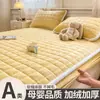 Falda de Cama Acolchada de Vellón de Leche Invernal Cubrecama Engrosado Juego de Tres Piezas de Vellón de Coral Cálido Protector de Colchón Antideslizante