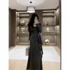 Elegante vestido midi de manga comprida com decote em V para mulheres, nova coleção outono/inverno 2026, modelo acinturado em linha A, que valoriza a silhueta.