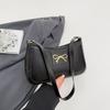 Bolsa de Axila Nicho Estilo Francês 2025 Nova Moda Tendência Laço Couro Macio Bolsa de Ombro Elegante Bolsa Baguete para o Dia a Dia