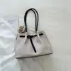Bolso de mano grande para mujer, modelo nuevo de verano 2026, alto valor estético, color sólido, único, tejido de nicho para la ciudad